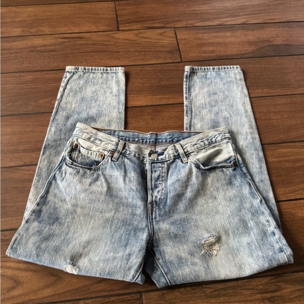 Levi's 501 Light Wash distressed Denim Jeans size 28